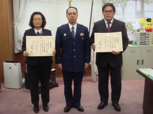 多摩中央警察署長（中央） 市村支店長（右） 鈴木係長（左）